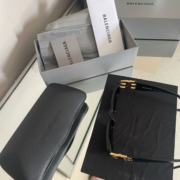 Balenciaga SUNGLASSES IN BLACK - Picture 7 of 10